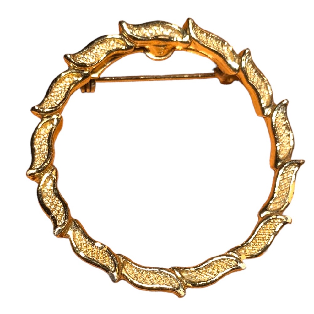 VTG Gerry's Gold Tone Textured Leaves Wreath Open Circle Brooch Lapel Pin Marked